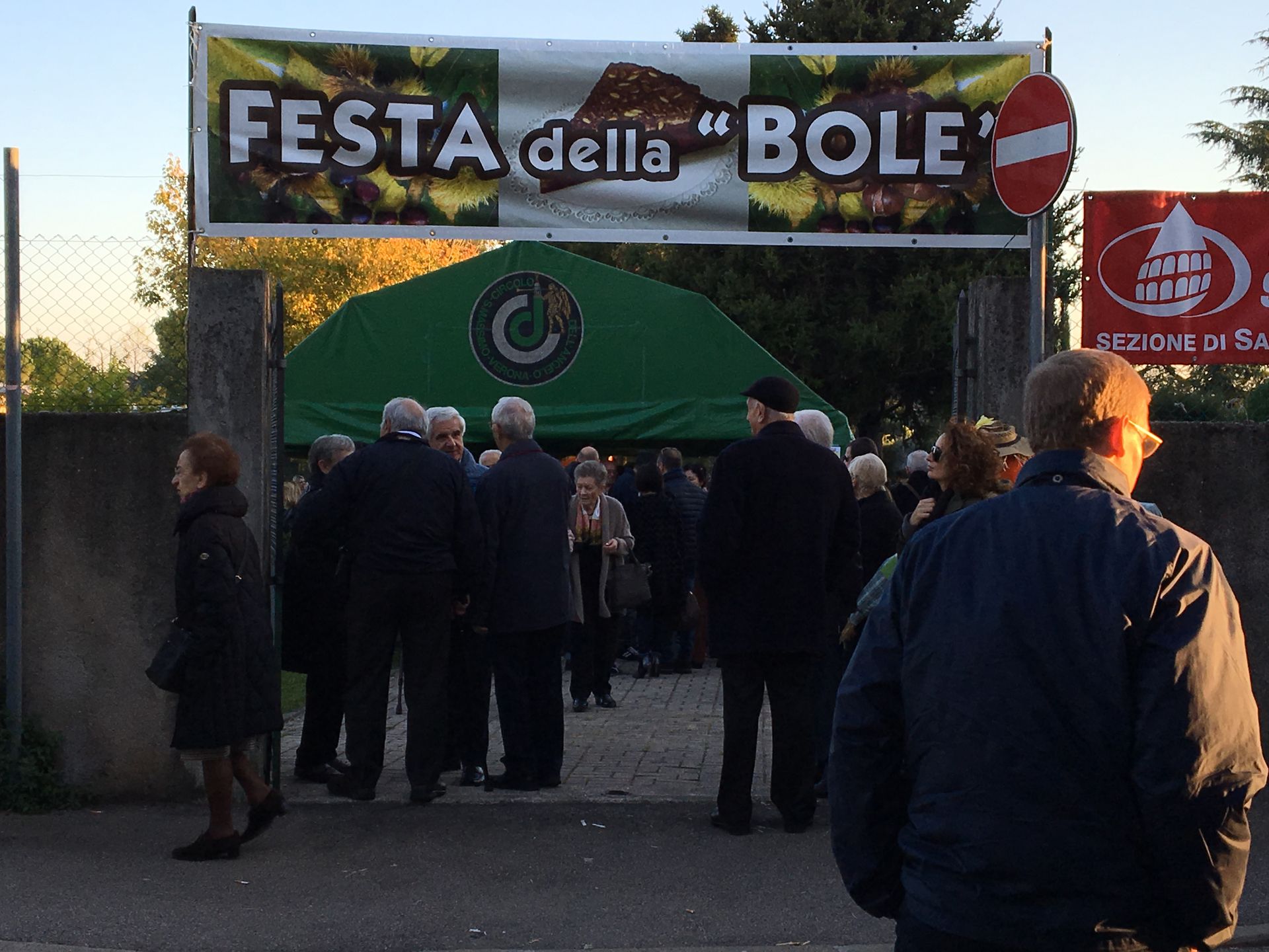 La folla si è radunata sotto lo striscione 