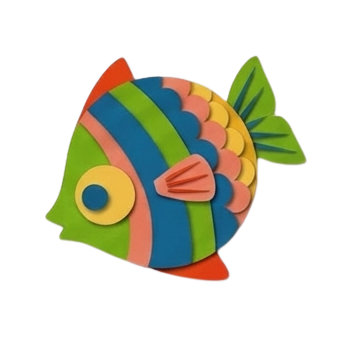 Pesci colorati realizzati con squame di carta sovrapposte nei colori blu, verde, rosa, arancione e giallo.