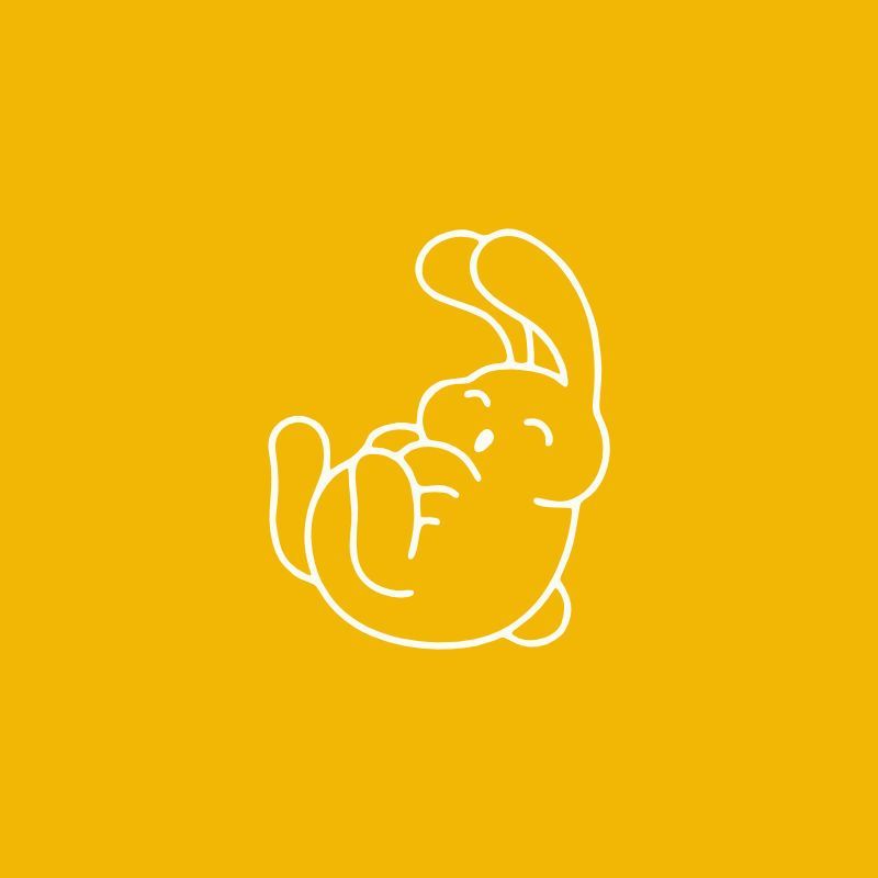 Coniglio disegnato con linee bianche su uno sfondo giallo uniforme, raggomitolato in una posa giocosa.