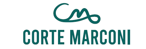 Logo di Corte Marconi in color verde acqua con una linea stilizzata sopra il nome del marchio su sfondo bianco.