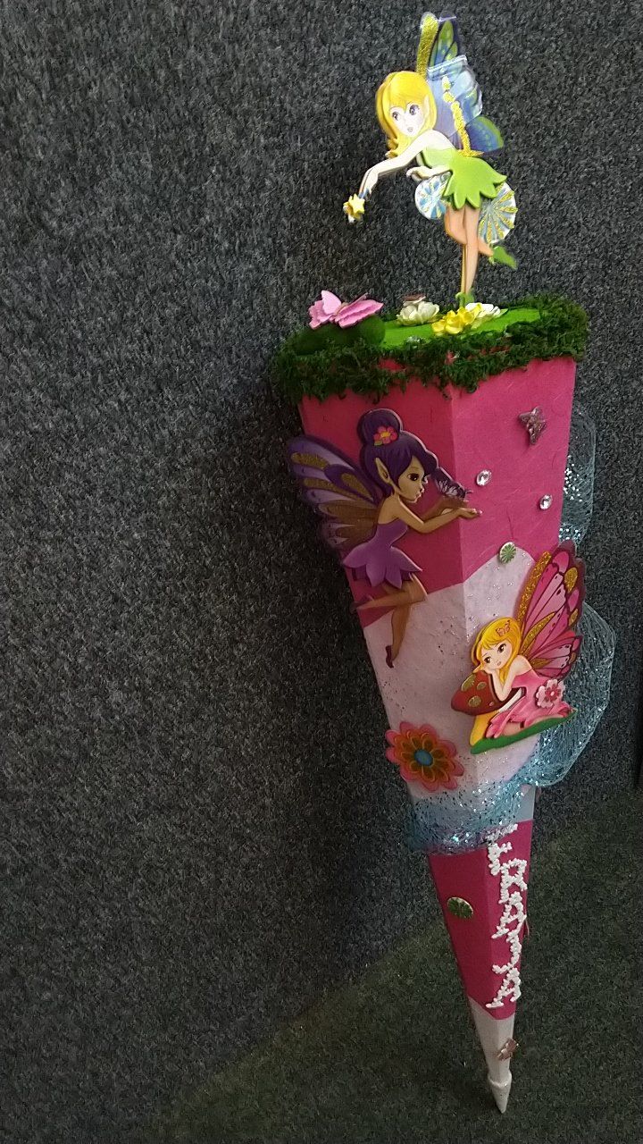 Ein rosa Kegel mit einer Fee darauf.
