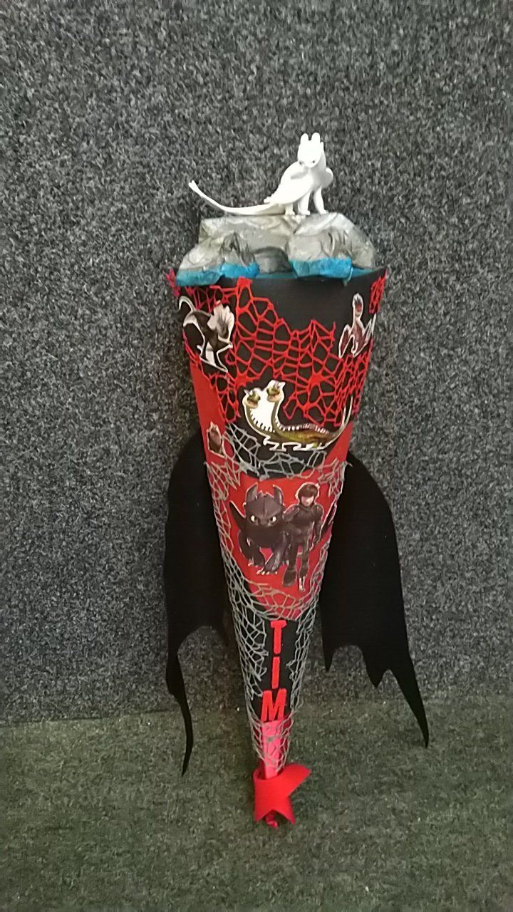 Auf einem Teppich steht ein Kegel mit einem Drachen darauf.