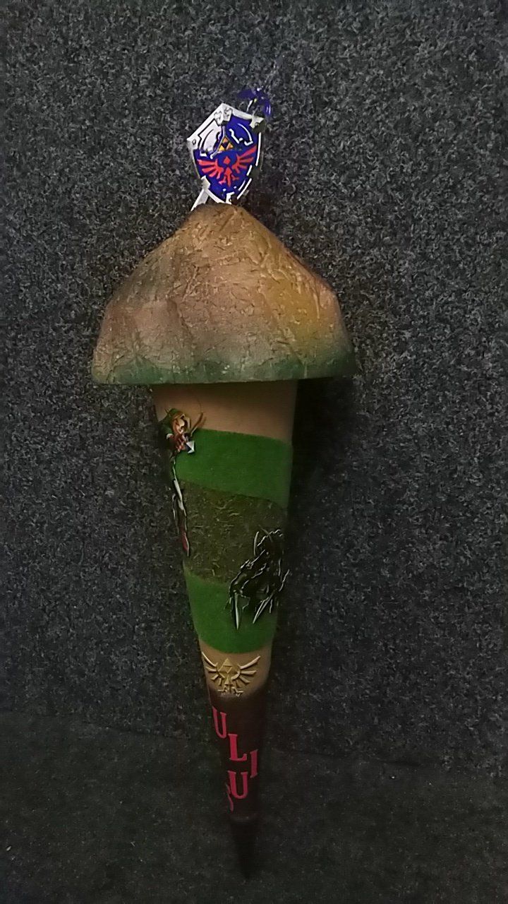 Es sieht aus wie ein Pilz mit einem Vogel darauf.