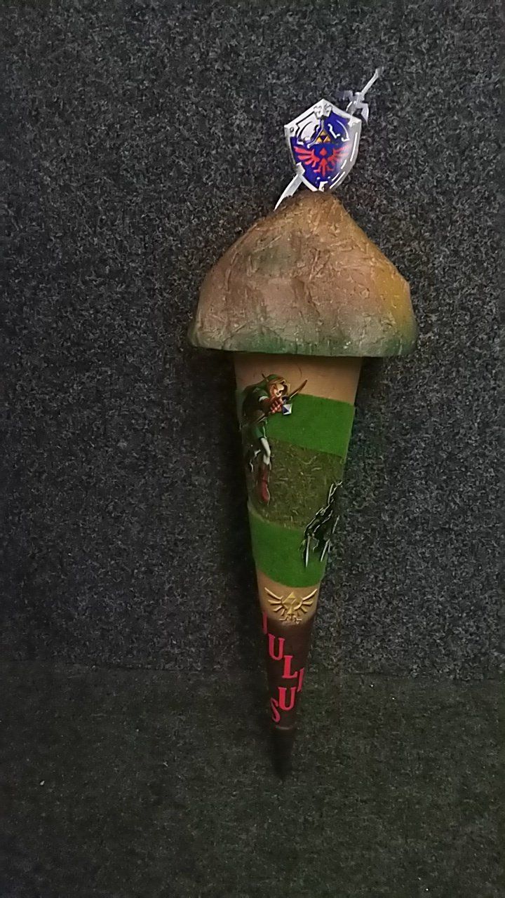 Ein Holzkegel mit einem Schild darauf.