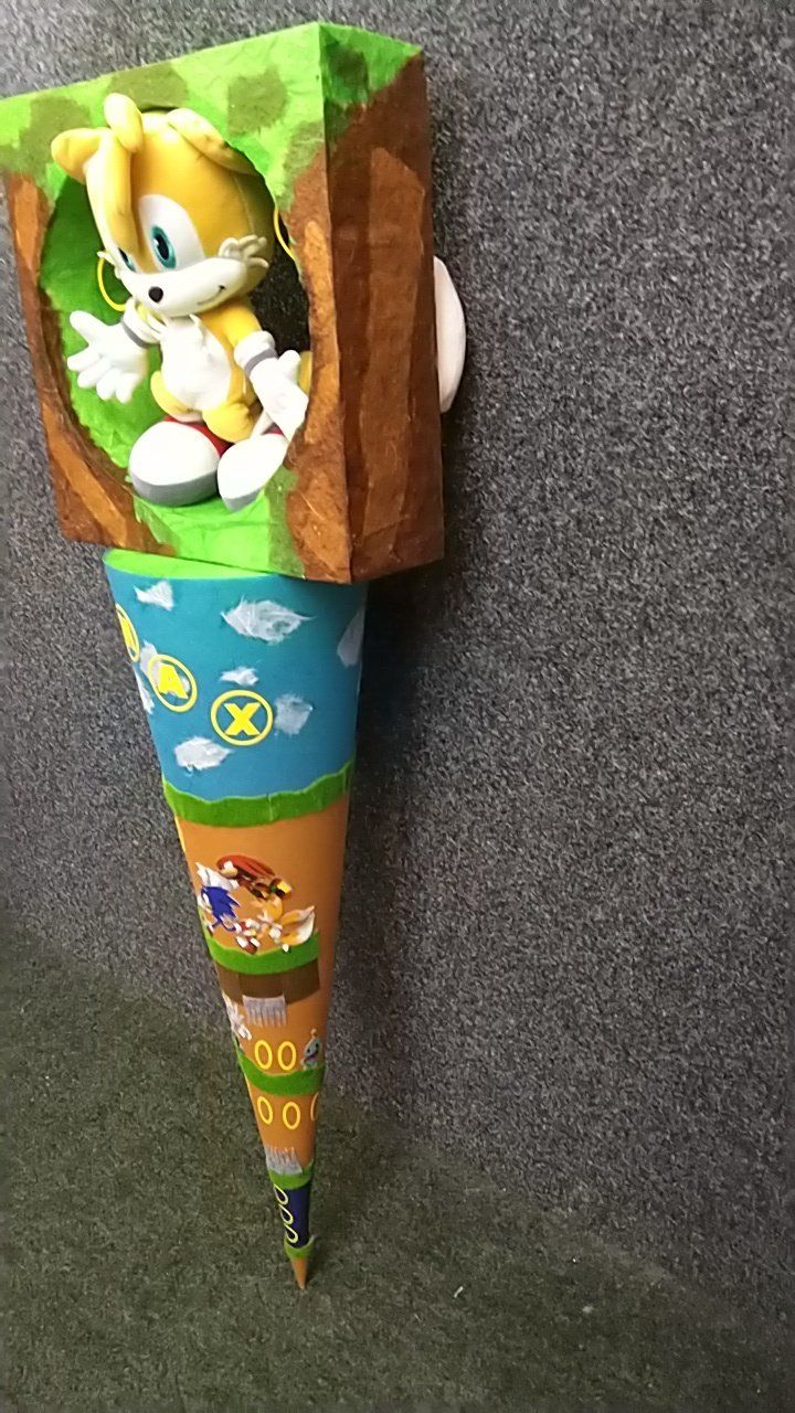 In einem Sonic the Hedgehog-Kegel sitzt ein Stofftier.