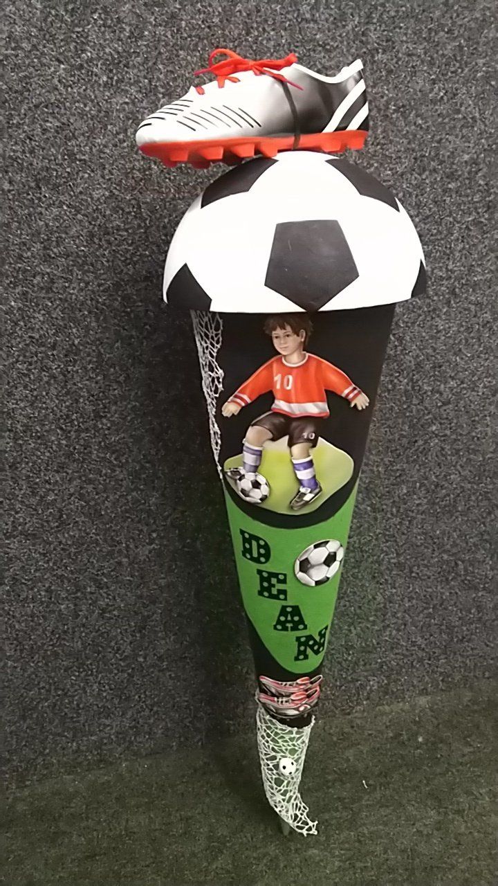 Eine Fußball-Hütte mit einem Fußballspieler und einem Schuh darauf.