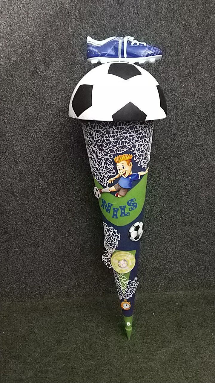 Ein Fußballkegel mit einem Fußball darauf.