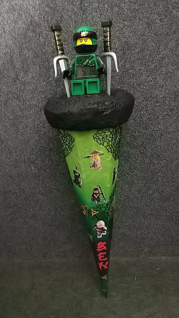 Eine Lego-Ninjago-Figur sitzt auf einem grünen Kegel.