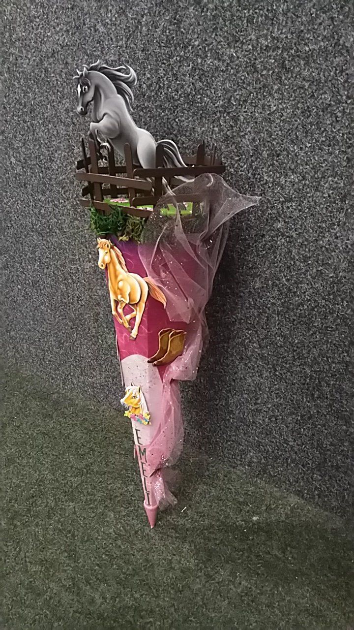Ein rosa Kegel mit einem Pferd darauf.