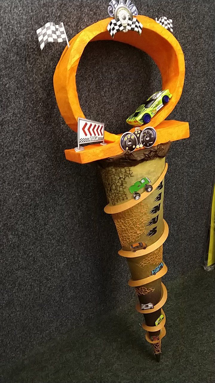 Eine Hot-Wheels-Rennstrecke aus Eistüten.