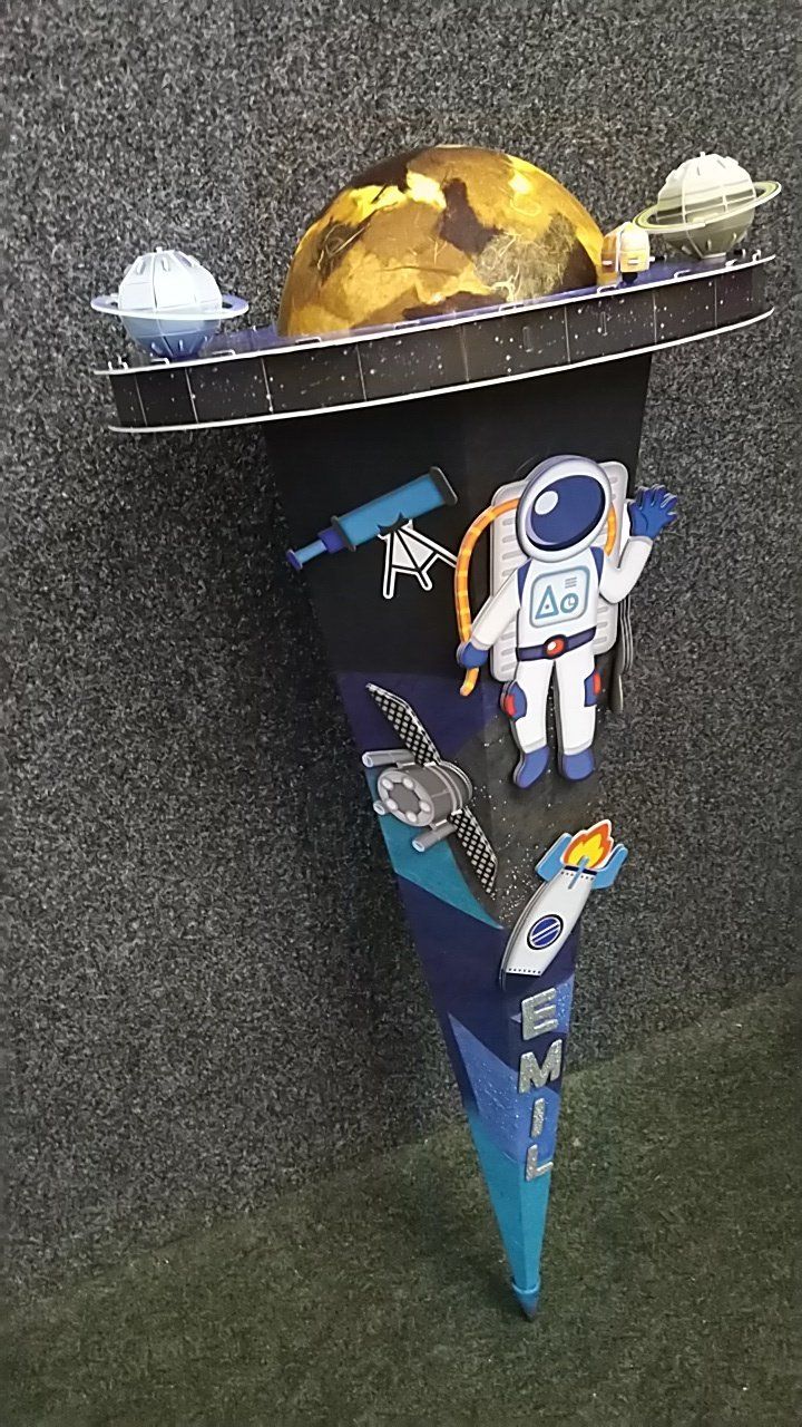 Ein Papierkegel mit einem Astronauten und Planeten darauf.