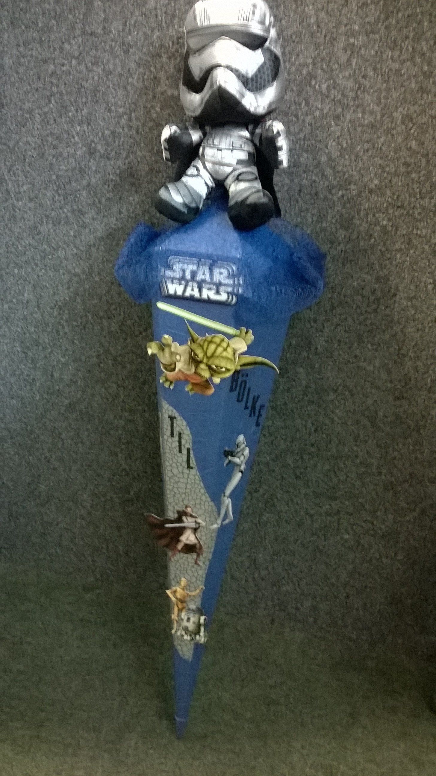 Ein Star Wars-Kegel mit einem Sturmtruppler-Ballon obendrauf.