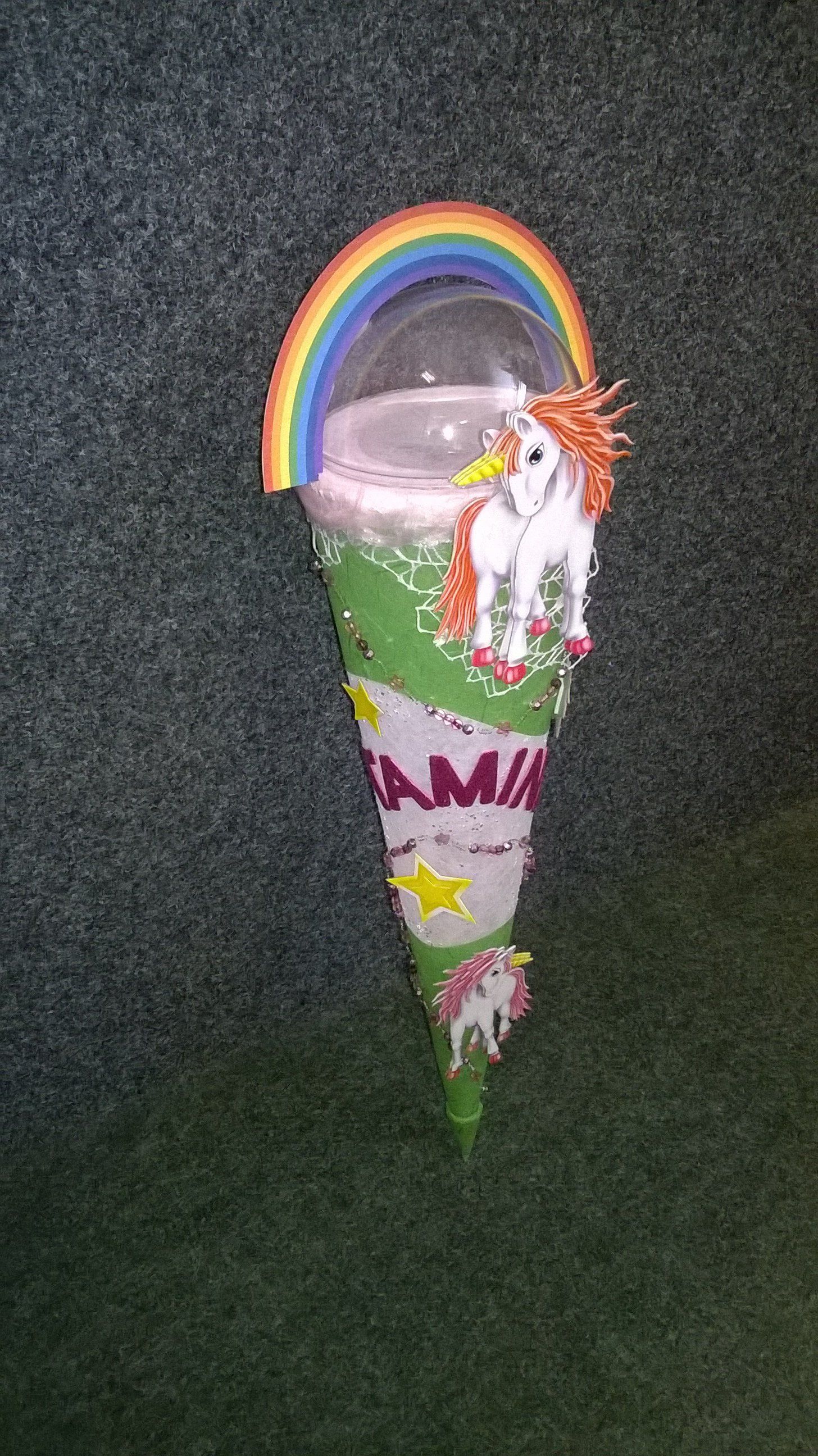 Ein Kegel mit einem Einhorn und einem Regenbogen darauf.