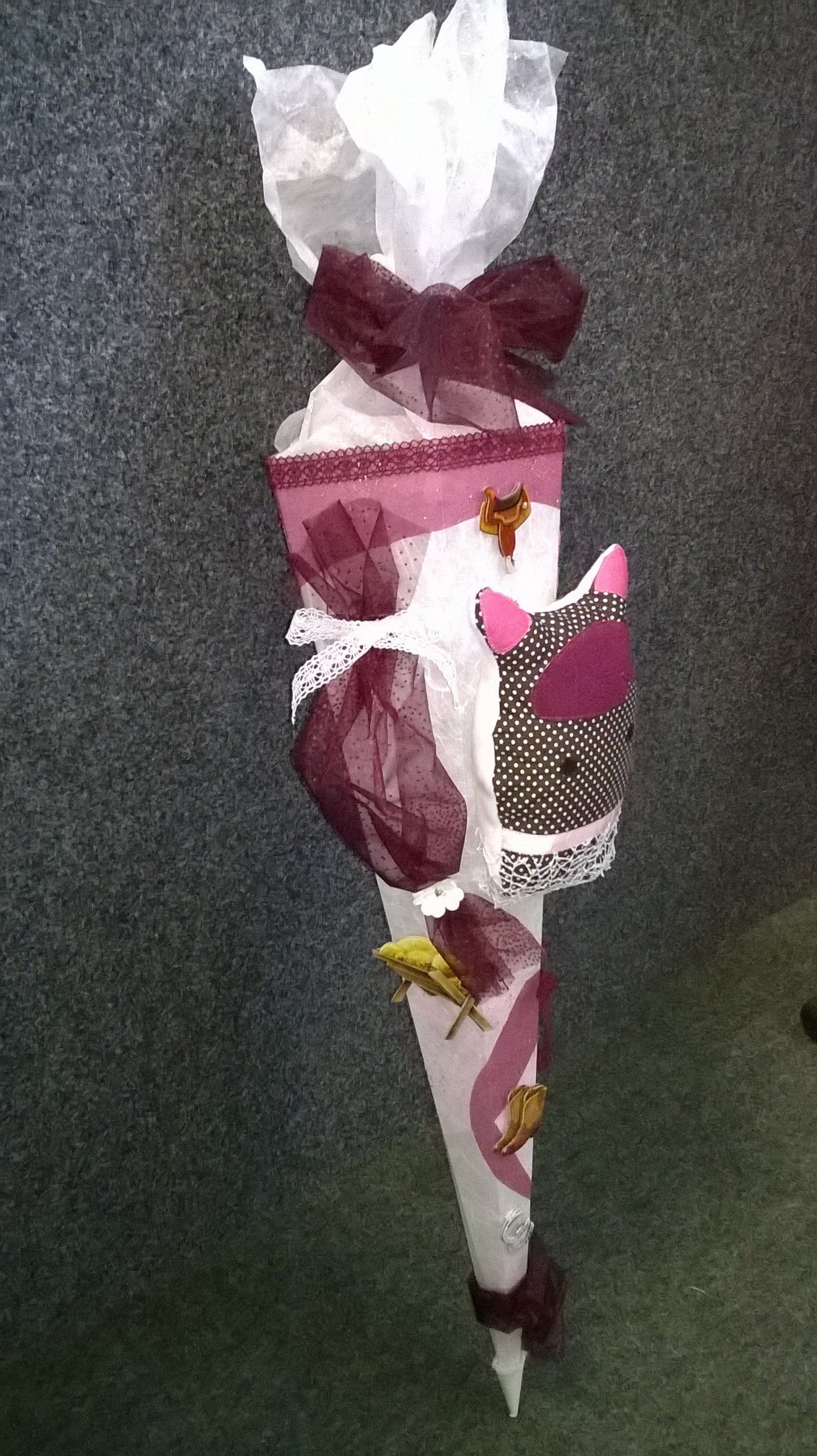Auf einem Teppich steht eine Tüte mit Seidenpapier und einer Schleife darauf.