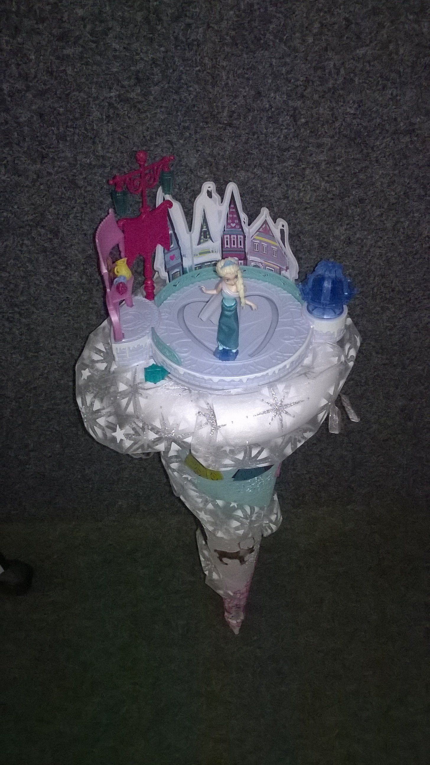 Ein Spielzeugkuchen mit einer Prinzessin darauf.