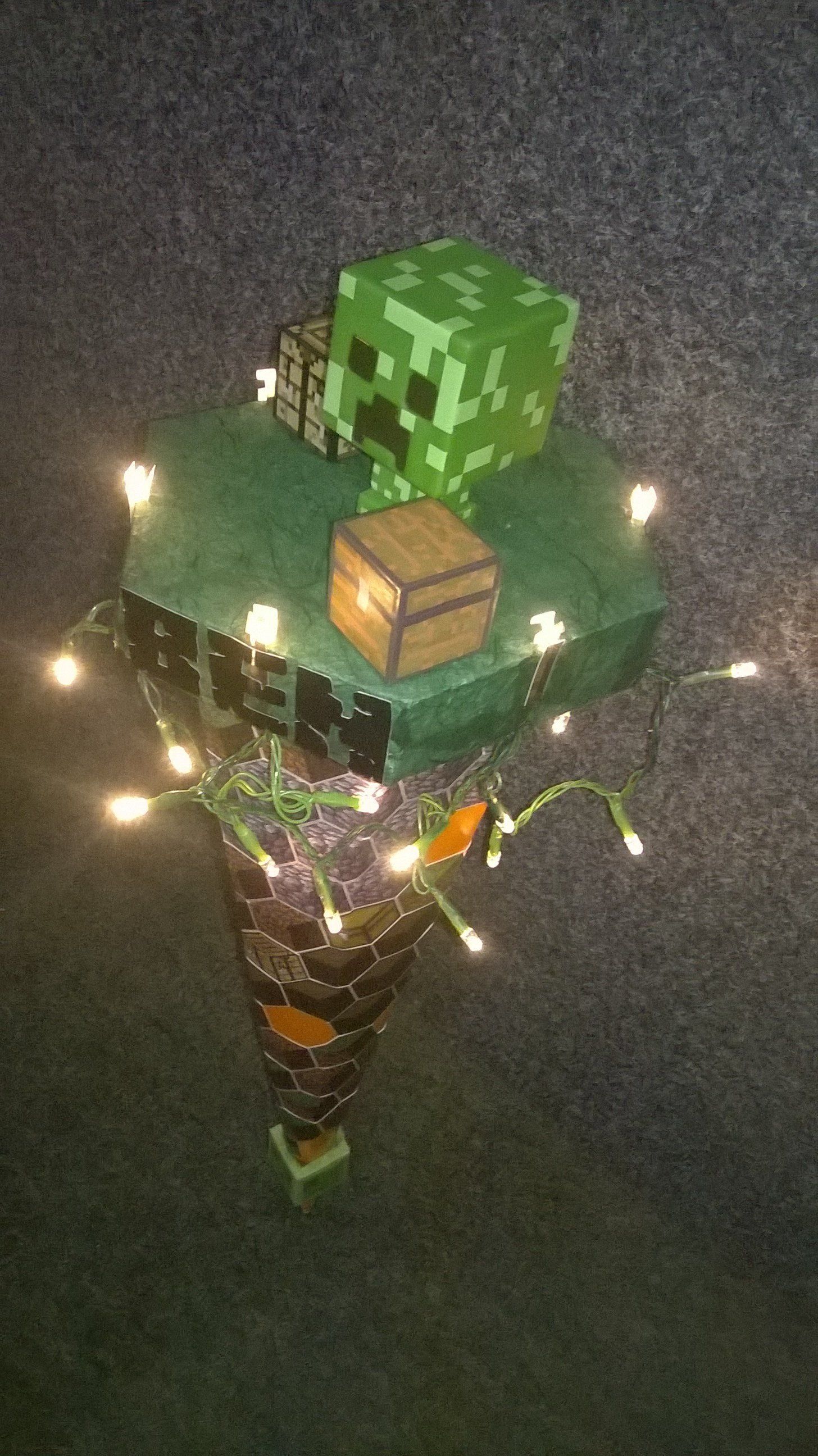Auf einem Minecraft-Kuchen sitzt eine Creeper.
