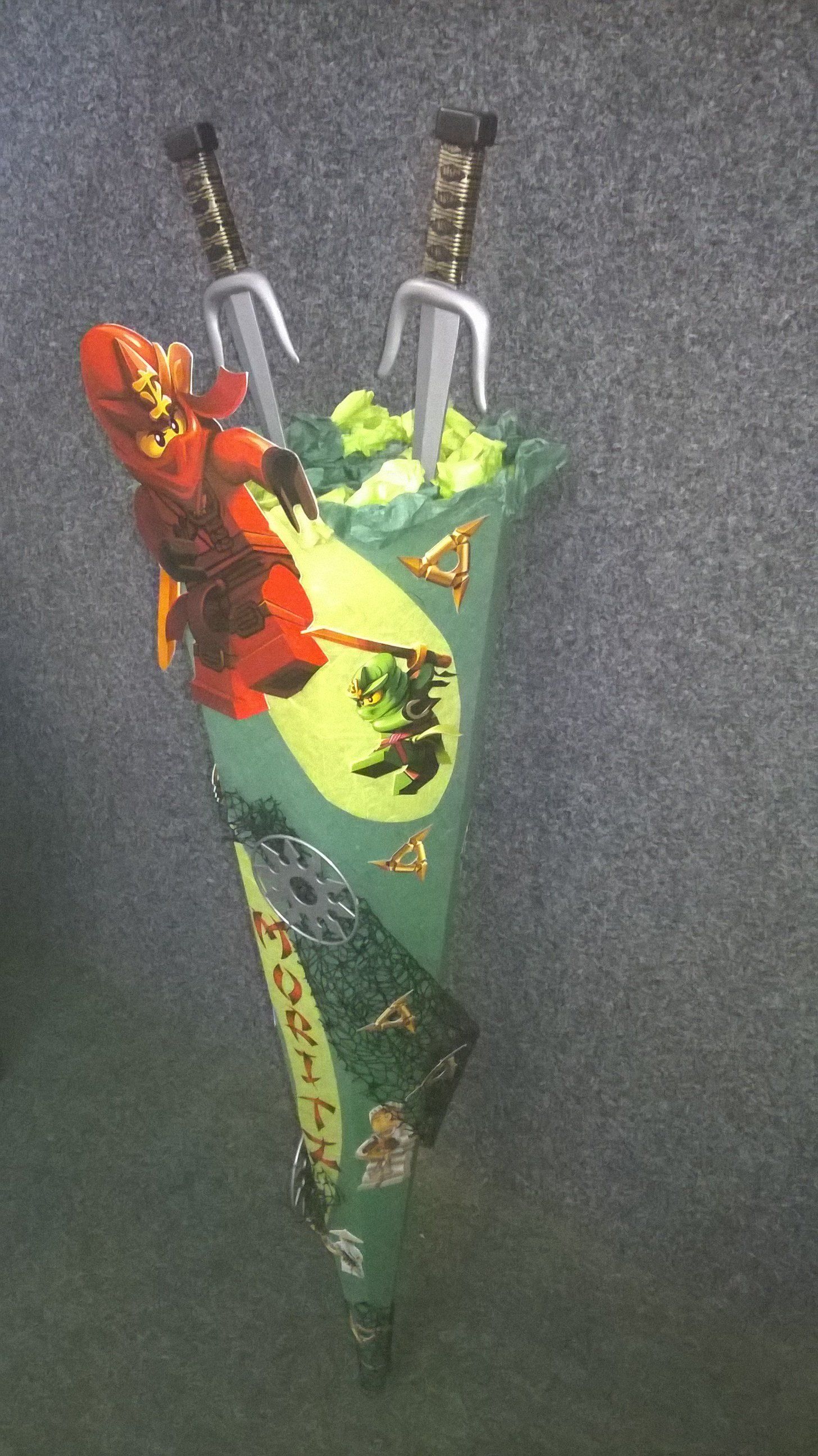 Ein grüner Kegel mit einer Ninjago-Figur darauf.