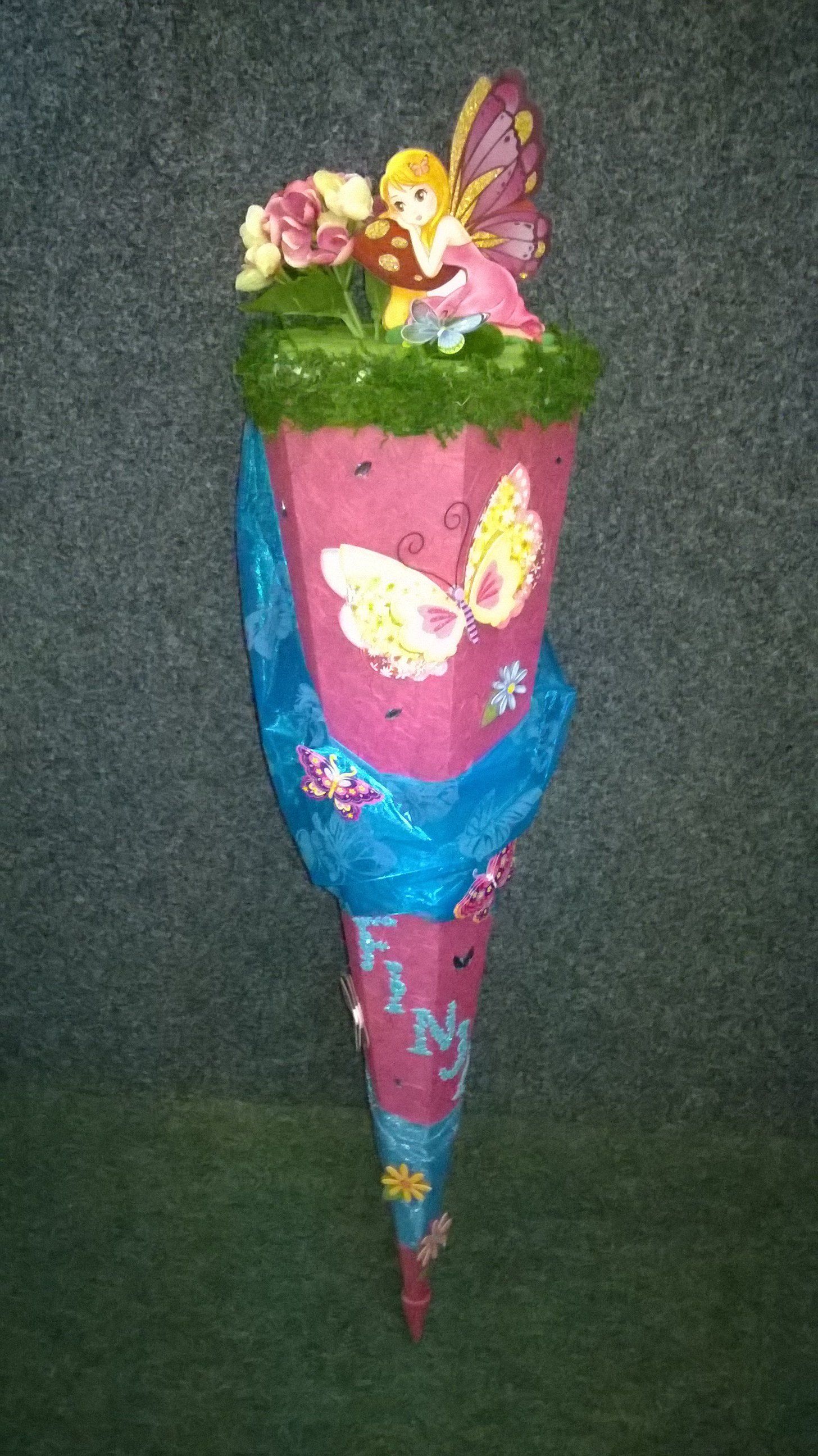 Ein rosa Kegel mit einer Fee oben drauf
