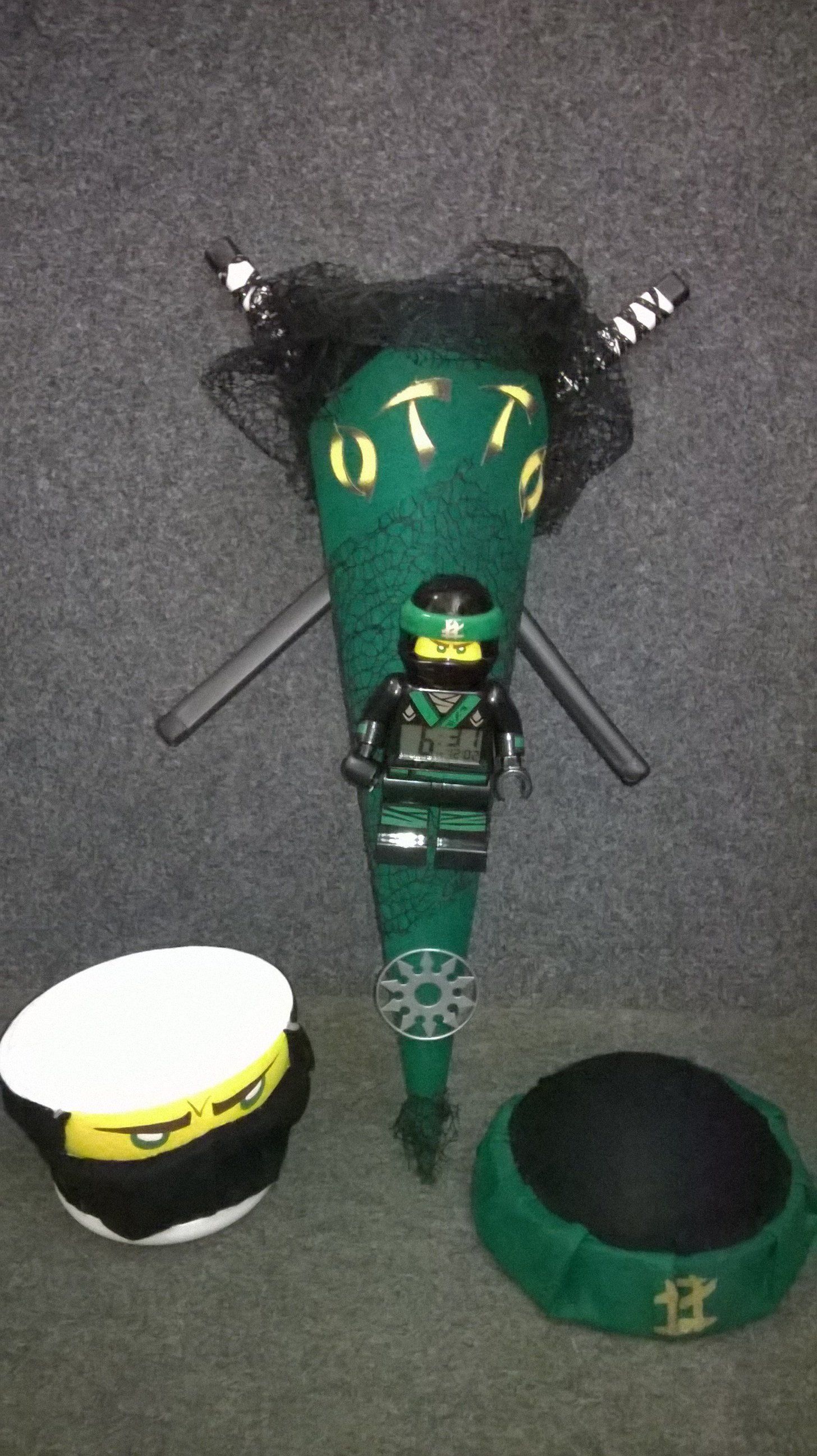 Ein grüner Kegel mit einer Lego Ninjago Figur darauf