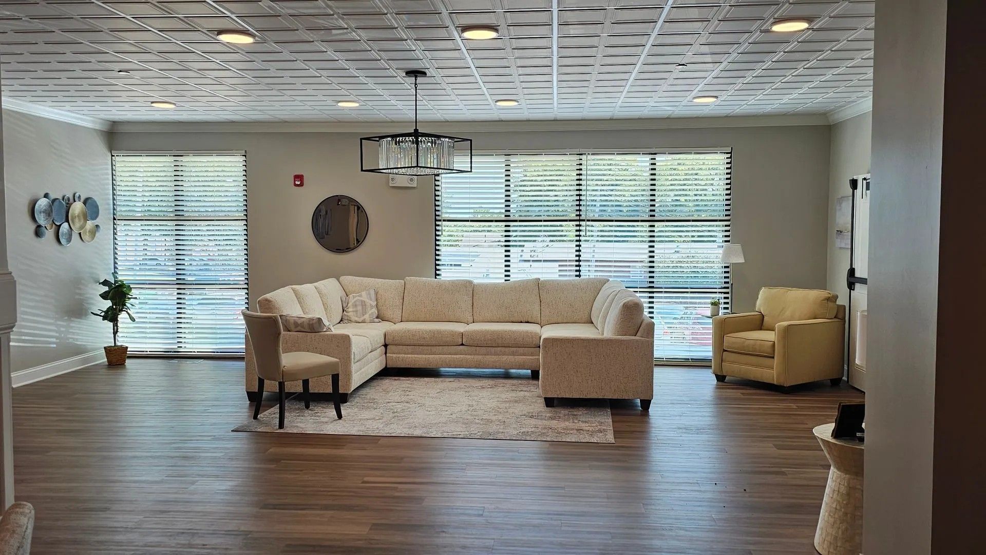 Are you torn between wood & faux wood blinds for your Kansas, MO home or business? Solar Shield Blin