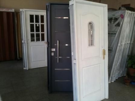 Hay muchos tipos diferentes de puertas en esta habitación.