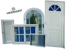 Hay muchos tipos diferentes de ventanas y puertas en esta imagen.