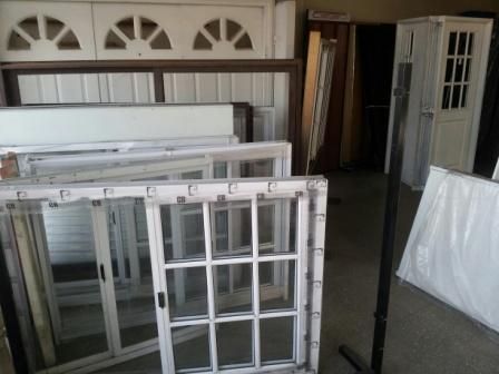 Un montón de ventanas están apiladas una encima de otra.