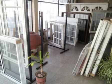 Una habitación llena de ventanas y una planta en maceta.