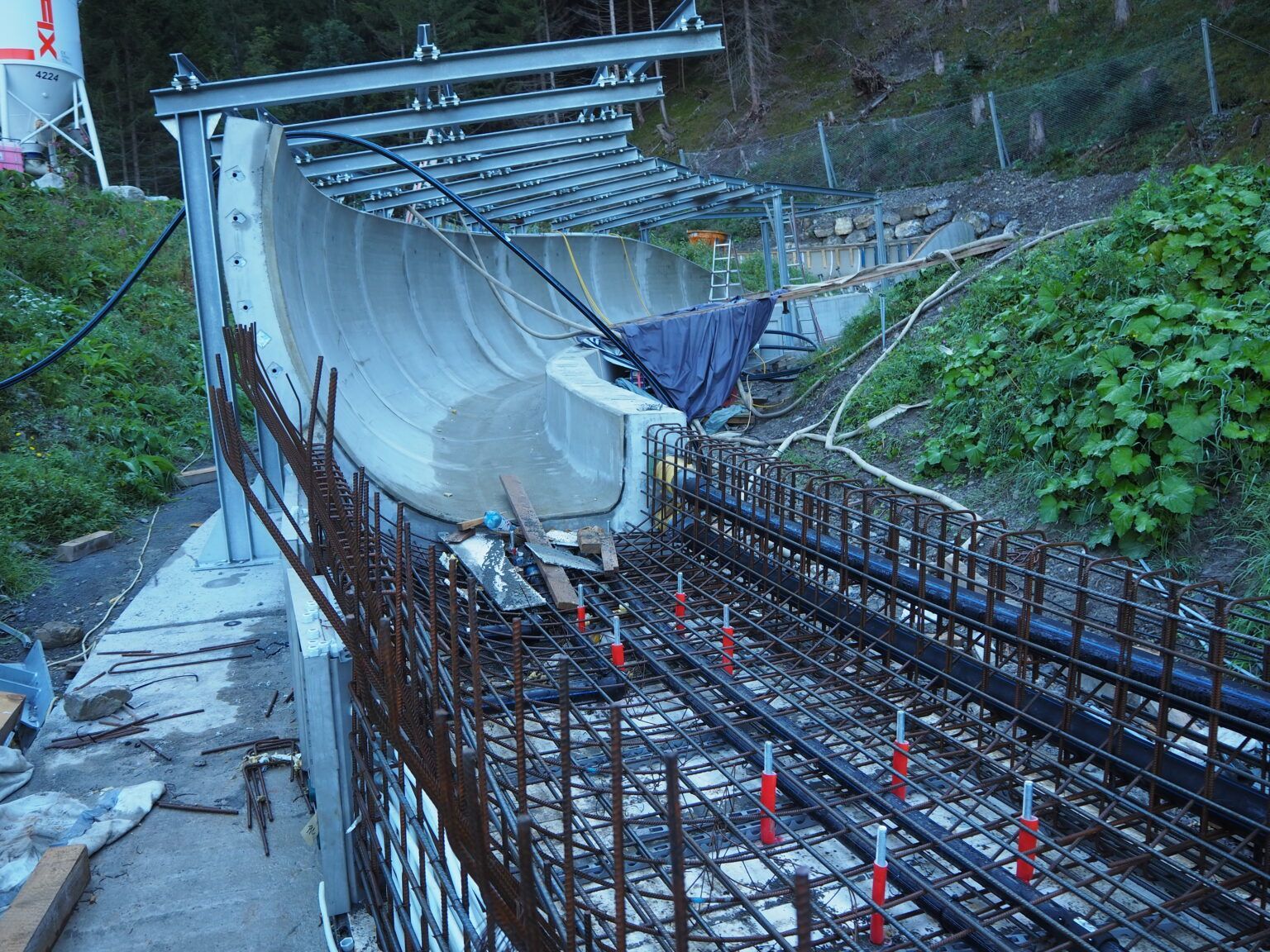 Komplexe Betonbauarbeiten eines Bobbahn.