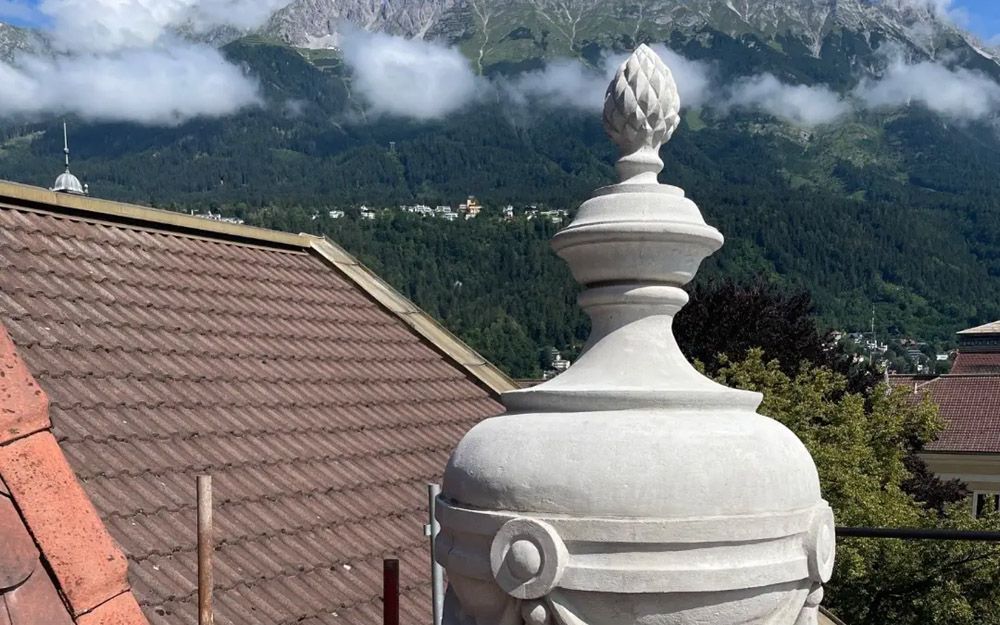 Rekonstruierte Zier-Betonvasen an der Bundesbahndirektion Innsbruck