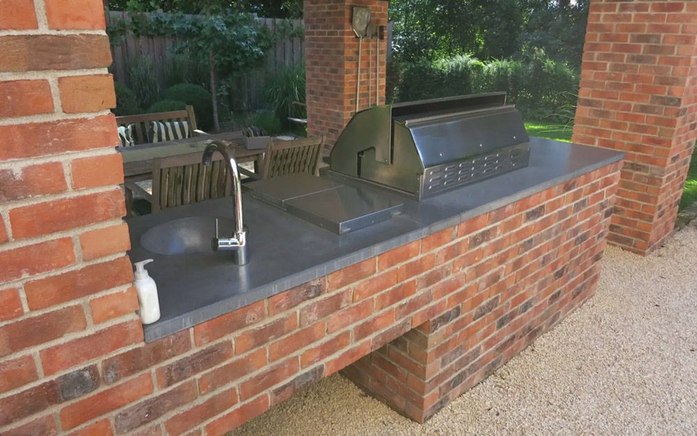 Maßgeschneiderte Arbeitsplatte aus Beton für eine Außenküche im Garten