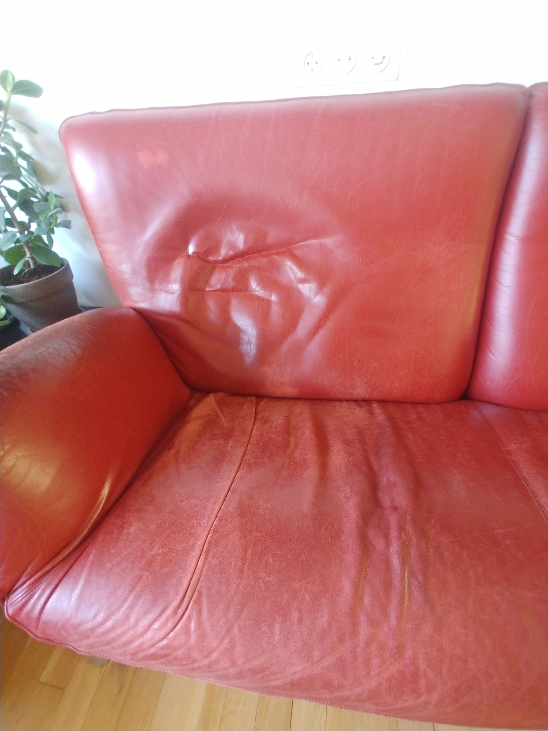 Versleten rode bank