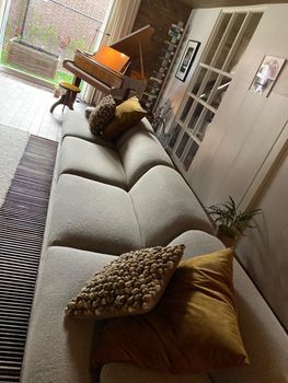 Gele kussen met beige bank