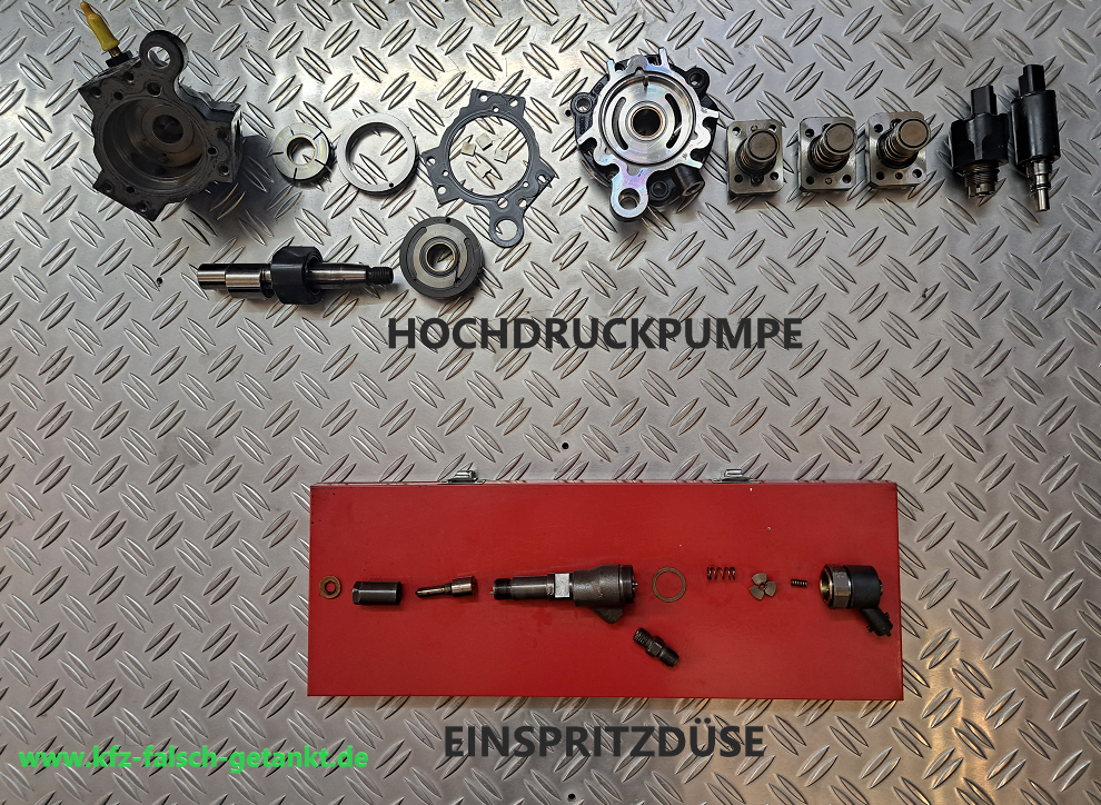 Ein Haufen Teile einer Hochdruckpumpe auf einer Metalloberfläche, falsch getankt - Kraftstoff wird abgesaugt.
