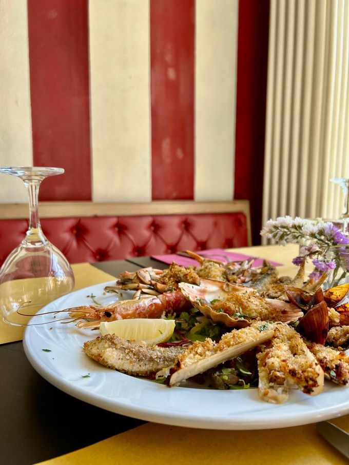 Una sala da pranzo con un lungo tavolo e sedie