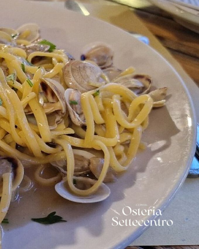 Una sala da pranzo con un lungo tavolo e sedie