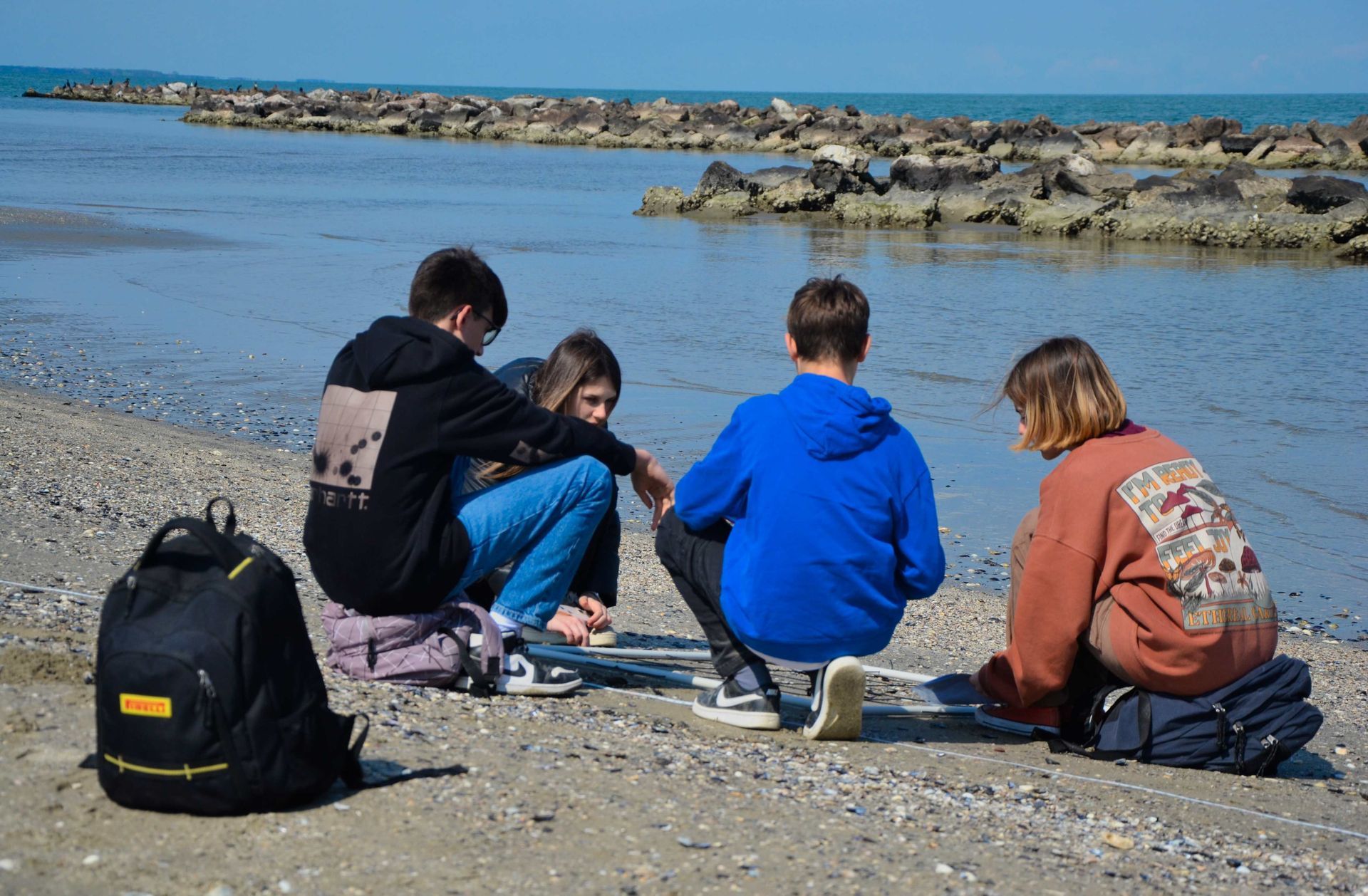 Studenti e studentesse lavorano in gruppo durante un laboratorio didattico