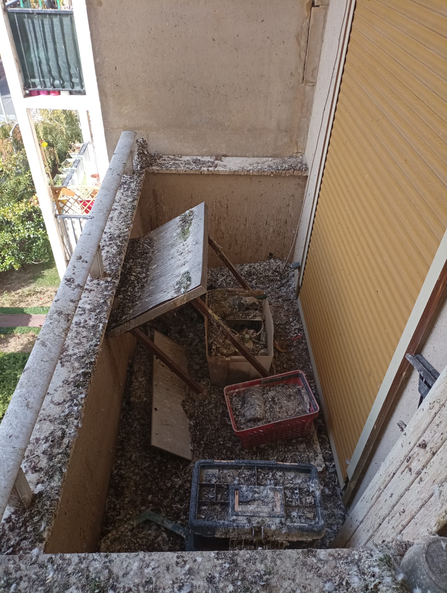 Un balcon avec beaucoup de déchets dessus.