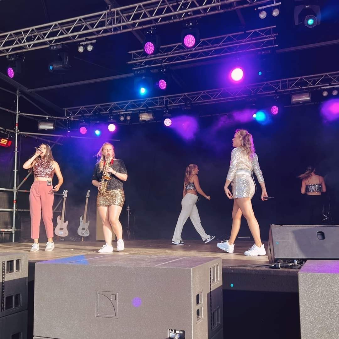 Zangduo Remedy op festival culinesse met saxofonist en 2 danseressen