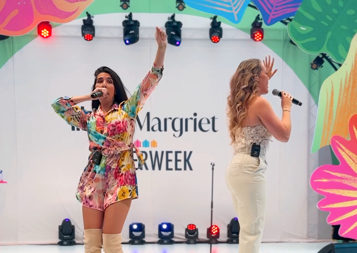 Zangduo Remedy treedt op een sfeervol podium op, versierd met bloemen, tijdens de Margriet en Libelle zomerweek.