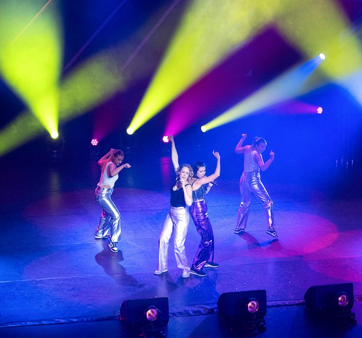 Zangduo remedy en twee danseressen tijdens de finale van het regio songfestival in 2023