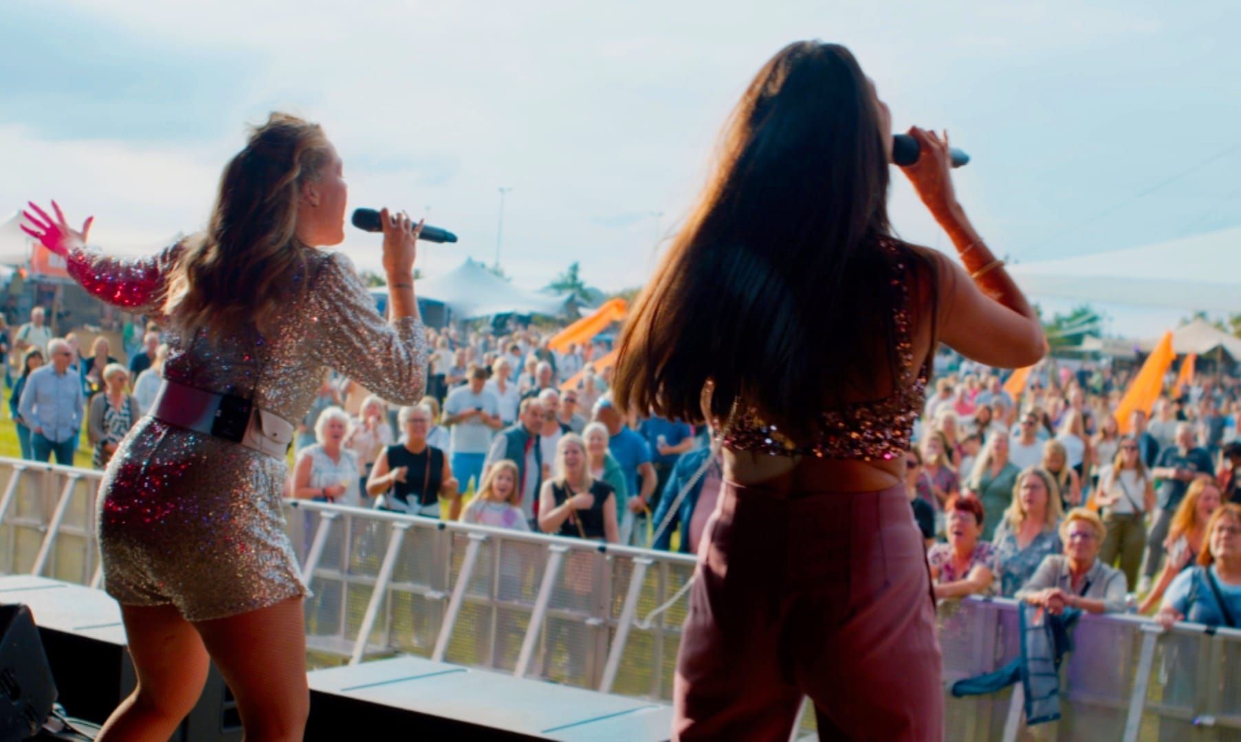 Zangduo Remedy treedt op een openluchtpodium op voor een grote menigte tijdens een festival.