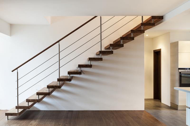 Chambre minimaliste avec un lit bien fait, des suspensions lumineuses et des tables de chevet assorties.