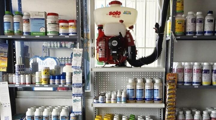 Un pulverizador individual está sentado en un estante de una tienda