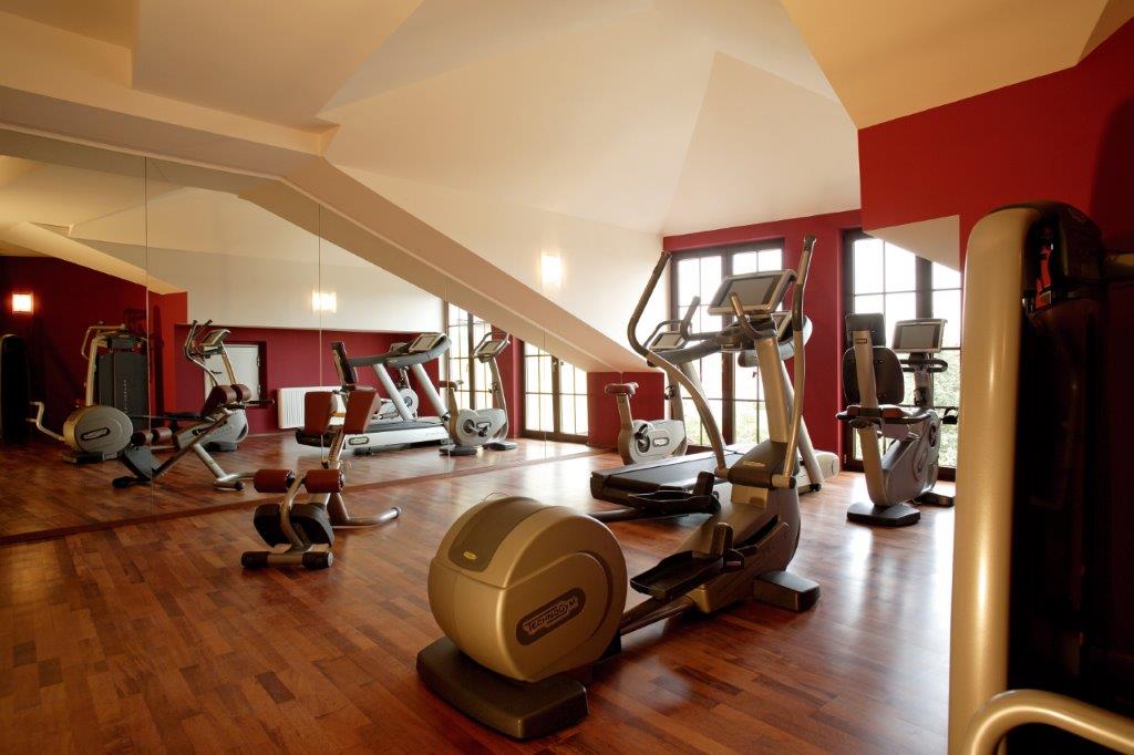 Fitnessraum mit Geräten