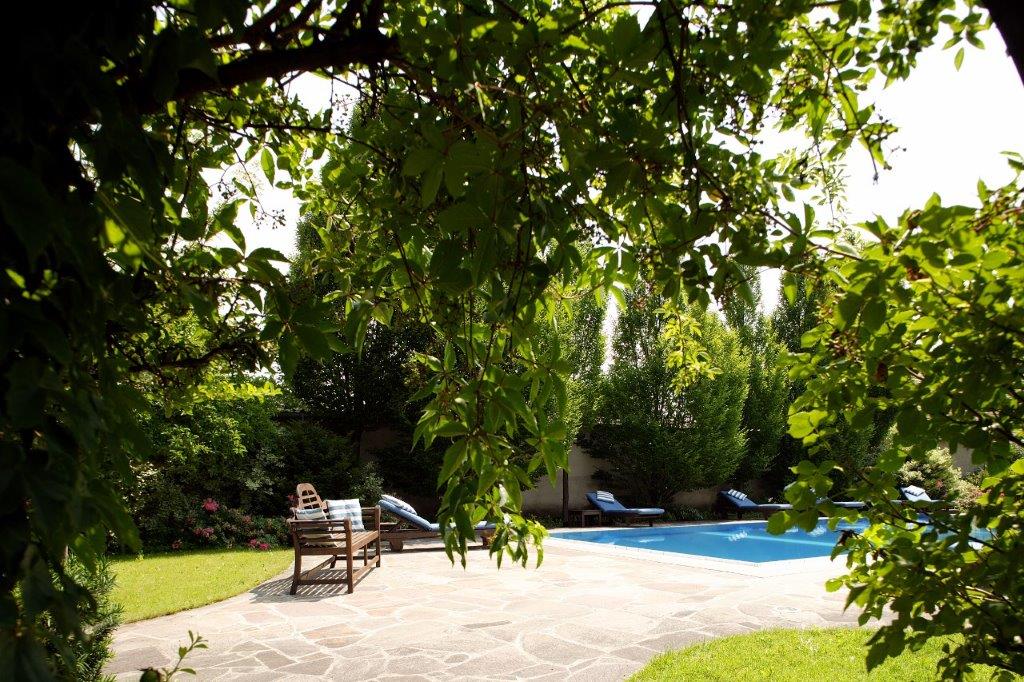 Liegefläche mit Pool