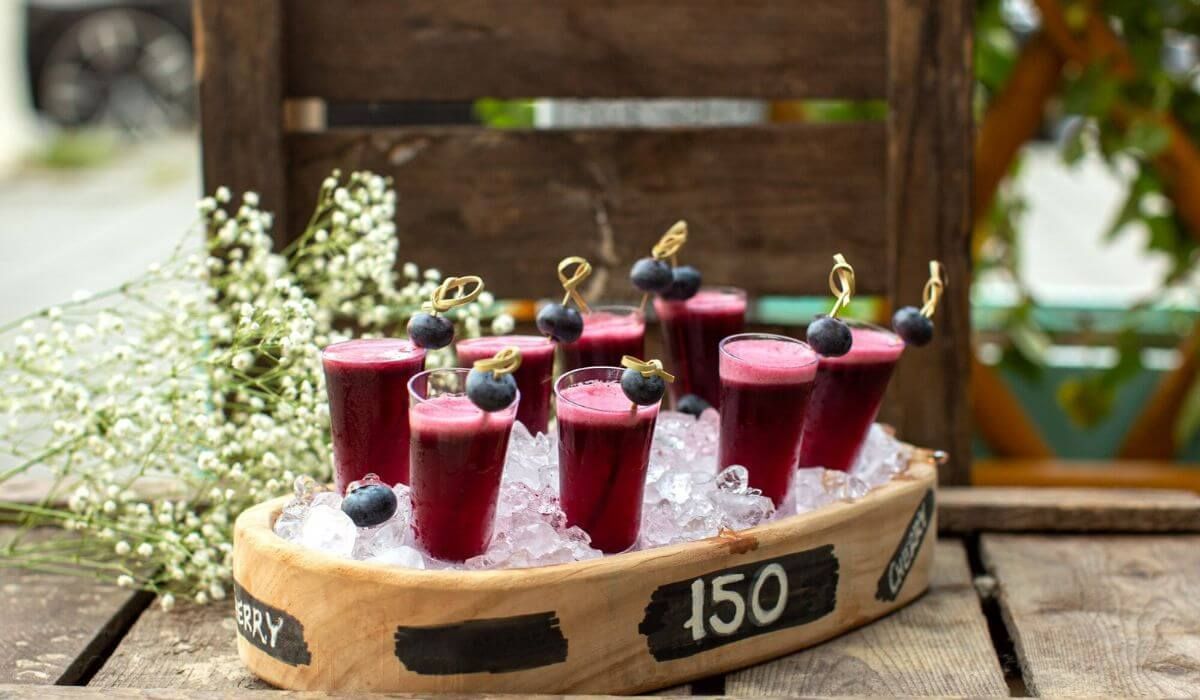 Elegant canapés and drinks at a wedding