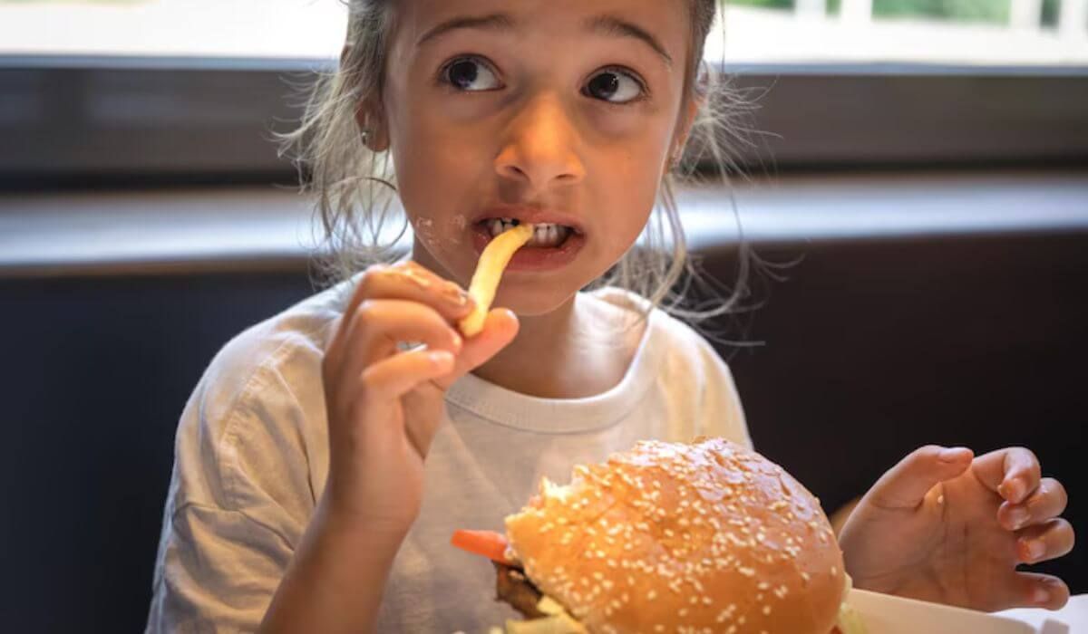 Kids eating finger food at a party
