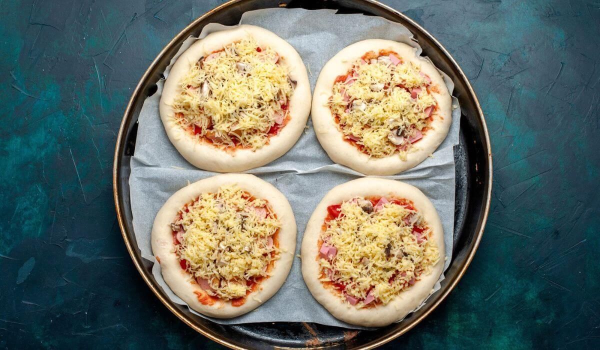 Mini pizza bagels on a tray