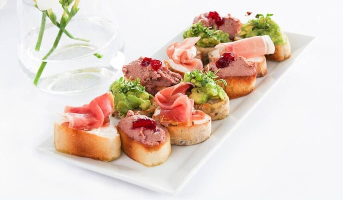 canapés with flowers